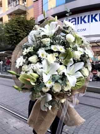 Beyaz Büyü, Bizim Çiçek Evi