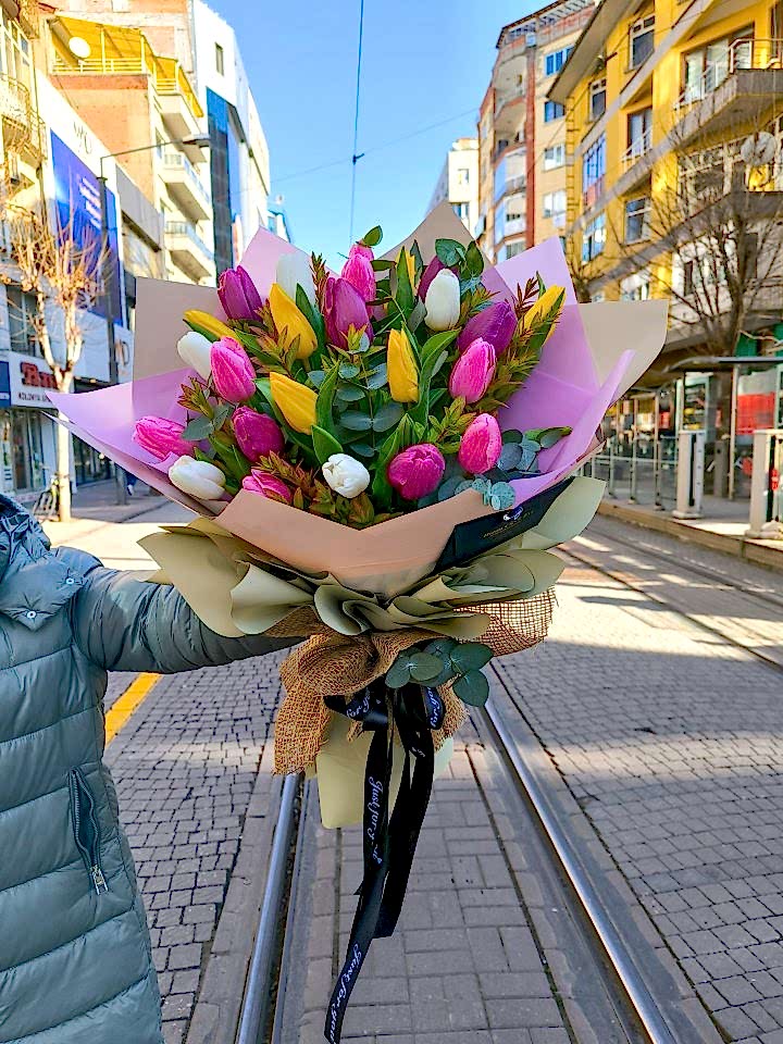 Dört Renk 25 adet Lale Buketi